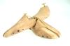 Forme en bois à enfiler dans la chaussure après usage. Le bois de cèdre agit contre l'humidité et la transpiration.