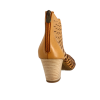 Bottines d'été ajourées de la marque italienne CAPRIOLO - matière cuir, semelle gomme, hauteur talon 6 cms, fermeture par zip à l'arrière.