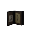 Portefeuille en cuir de la marque italienne GIANNI CONTI. Ce portefeuille dispose d'1 porte monnaie zippé, 1 porte billets, 8 compartiments cartes dont 2 transparents, 2 poches ouvertes. Dim L12*H9