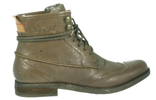 Boots de la marque LEVI'S, extérieur cuir, intérieur cuir et textile, semelle caoutchouc, finitions et surpiqûres travaillées