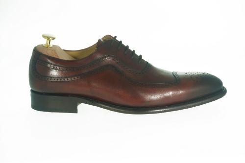 Chaussures Richelieu à lacets de la marque Berwick. Découpe de l'empeigne d'une grande finesse, avec bout fleuri