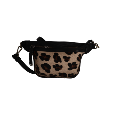Pochette cuir léopard, marque ELUE PAR NOUS, fermeture zip, sangle réglable, Longueur 15cms,Hauteur 8 cms, Epaisseur 4 cms.